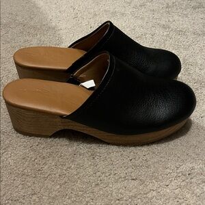 Universal Thread Black and Tan Mules